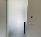 Skleněné dveře s černým madlem