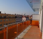 Markýzy a barevné zábradlí