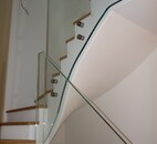 Skleněné zábradlí na nerezové trny - detail 2