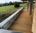 Skleněné zábradlí na nerezové trny