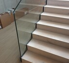 Skleněné zábradlí v podlahové konstrukci